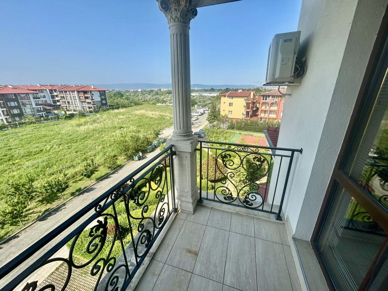 Przestronny trzypokojowy apartament z panoramicznym widokiem na morze w prestiżowym kompleksie w Nesebyrze – komfort, przestrzeń i imponujące widoki
