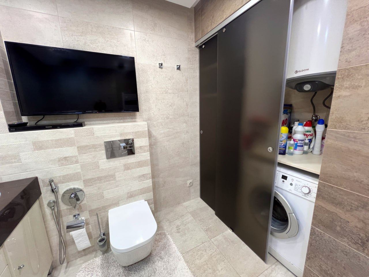Przestronny apartament z trzema sypialniami i panoramicznym widokiem na morze, tylko 50 metrów od plaży – niska opłata za utrzymanie!