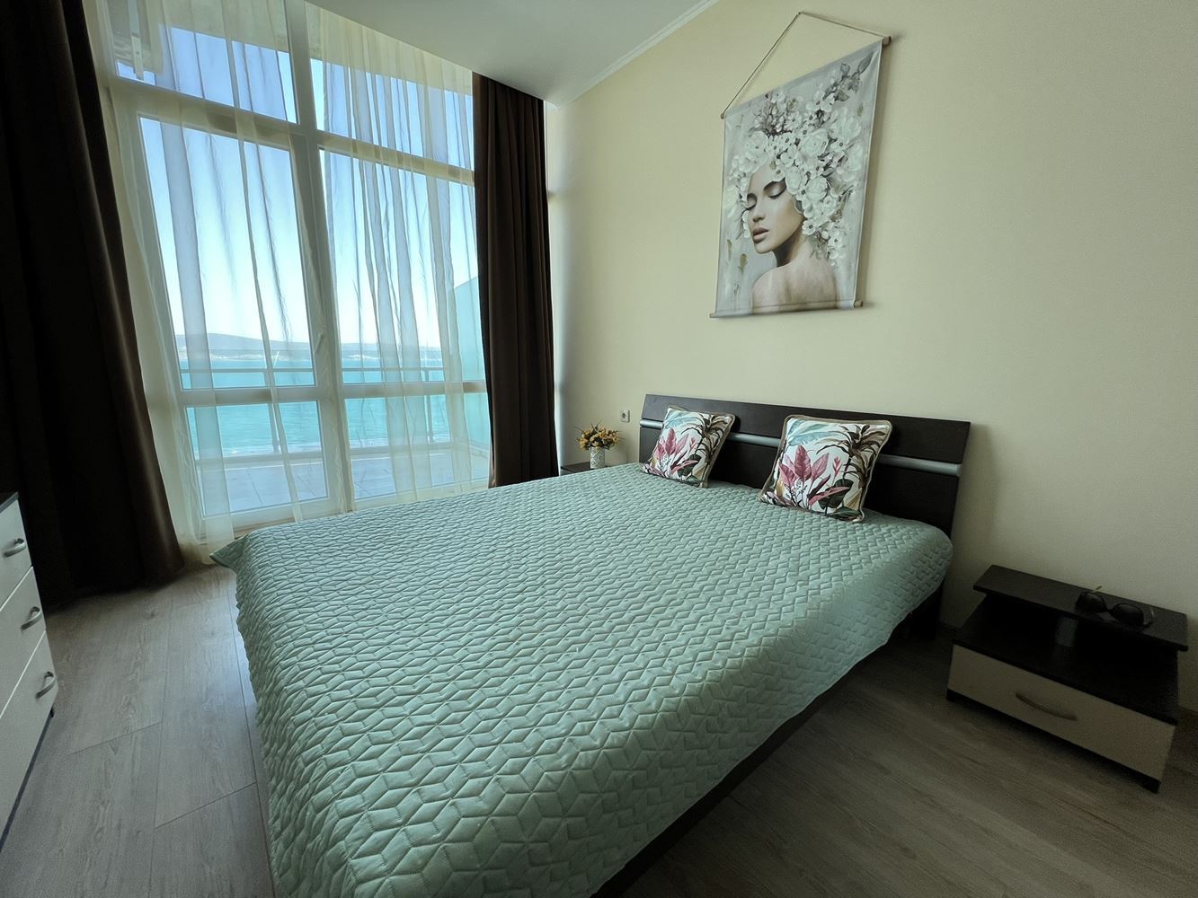 Apartament z jedną sypialnią w pierwszej linii brzegowej z widokiem na morze w Nesebyrze, 500 m od Starego Miasta