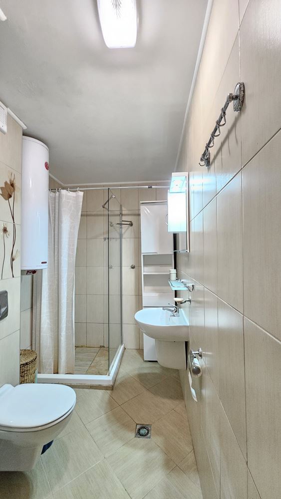 Przestronny apartament z dwiema sypialniami na pierwszej linii brzegowej z prywatną plażą w Sweti Własie