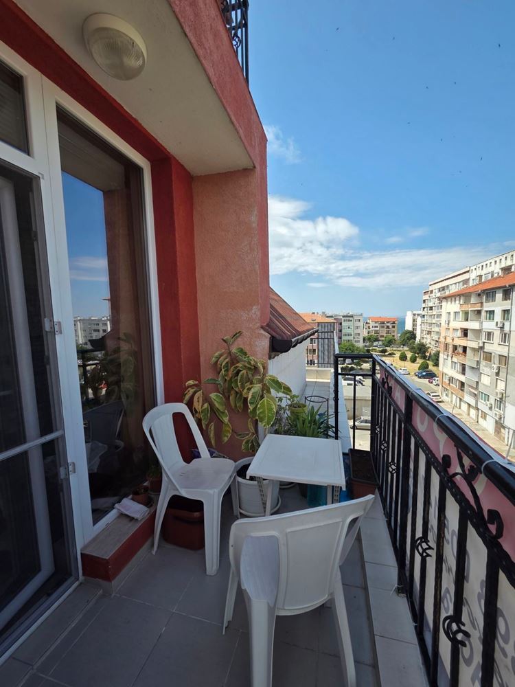 Przestronne mieszkanie z jedną sypialnią z panoramicznym widokiem na solanki i morze w mieście Pomorie