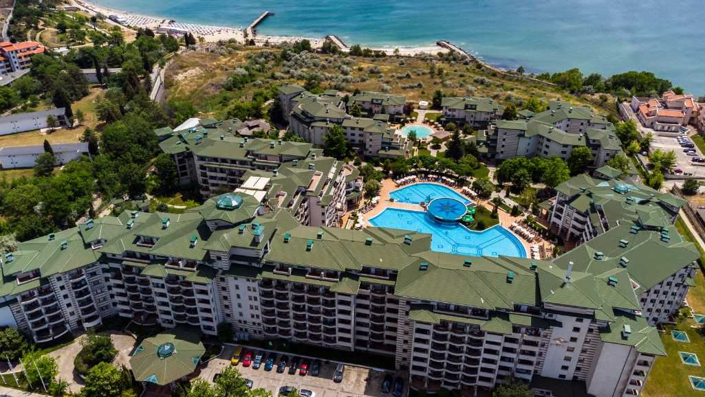 Wysoki standard i różnorodne udogodnienia – Doskonałe dwupokojowe mieszkanie w luksusowym kompleksie przy plaży w Ravda