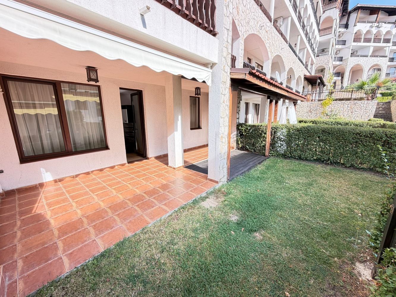 Apartament w pierwszej linii brzegowej z bezpośrednim dostępem do plaży w Sveti Vlas – prywatny ogródek przy apartamencie