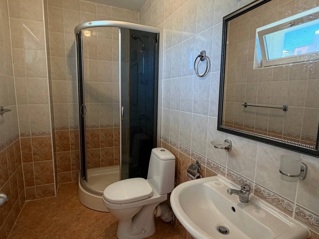 Przestronny apartament z dwiema sypialniami 200 m od plaży w Słonecznym Brzegu – z niską opłatą za utrzymanie
