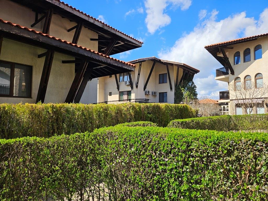 Luksus na pierwszej linii – stylowe mieszkanie z werandą, prywatnym ogrodem i widokiem na morze w Świętym Własie