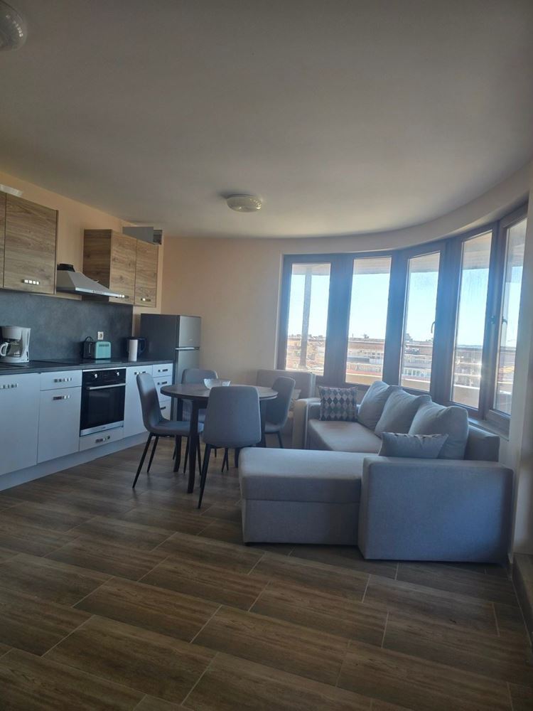 Przestronny apartament z dwiema sypialniami i częściowym widokiem na morze – doskonała lokalizacja blisko centrum i plaży