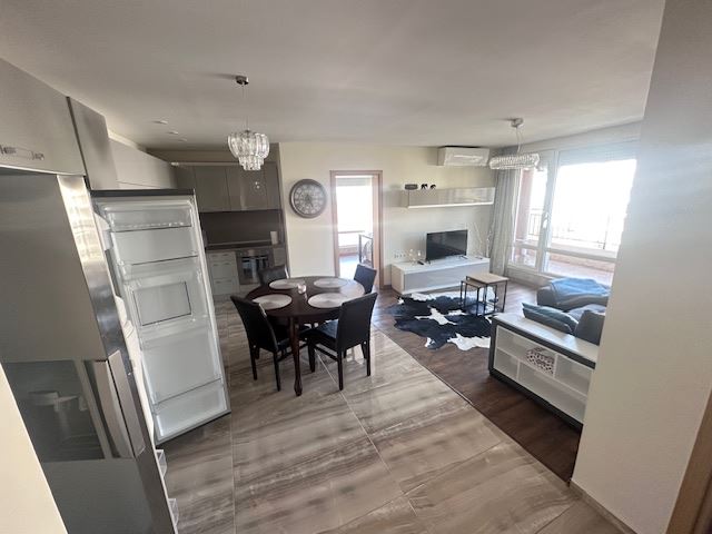 Penthouse z panoramicznym widokiem na morze i prywatnym dostępem do plaży w Sveti Vlas