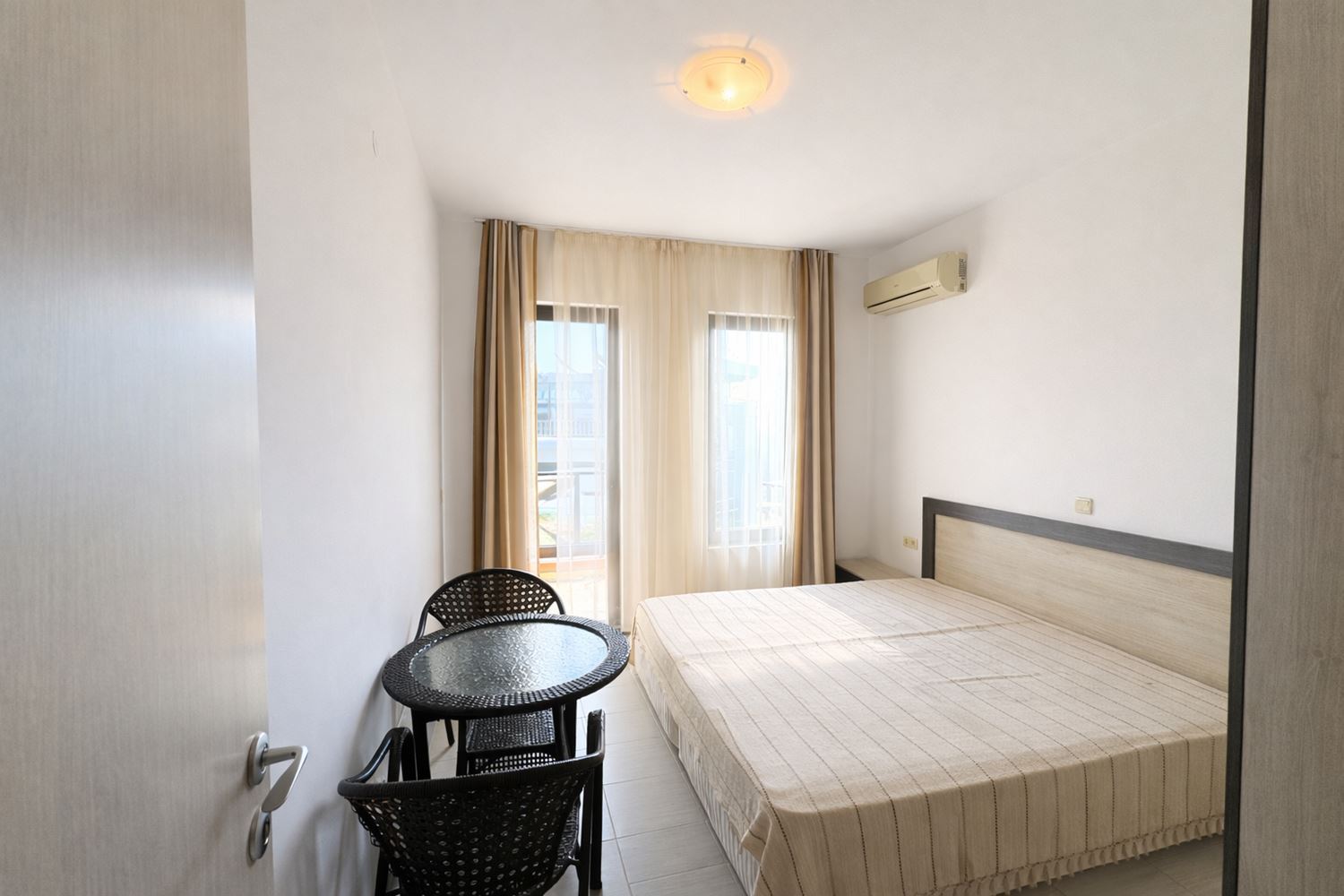 Apartament trzypokojowy z widokiem na morze i prywatną plażą w prestiżowym kompleksie w Czernomorcu