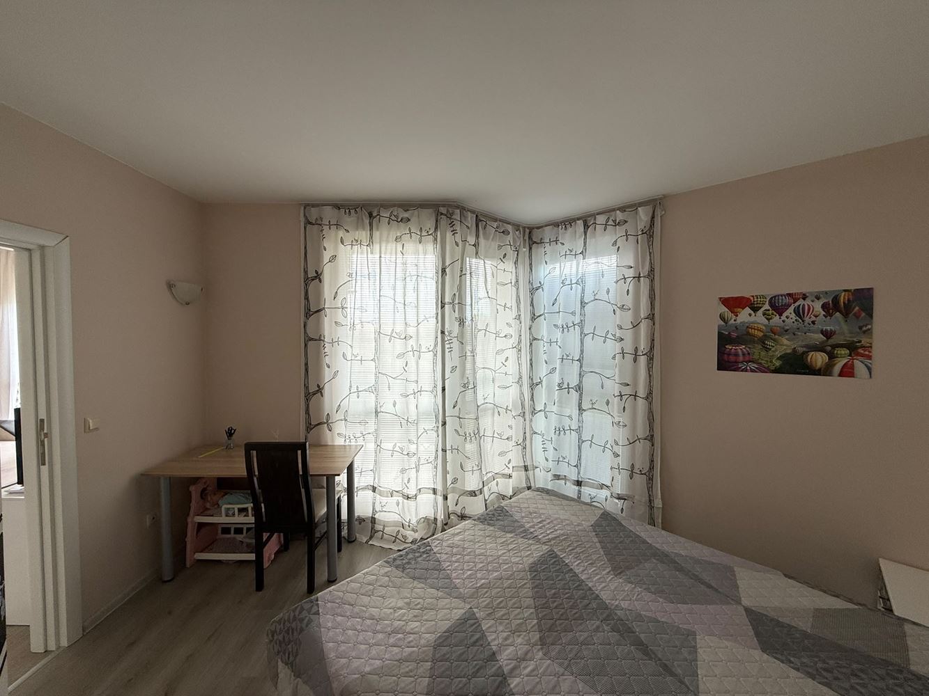 Apartament z jedną sypialnią wśród zieleni, w kompleksie z basenem i placem zabaw