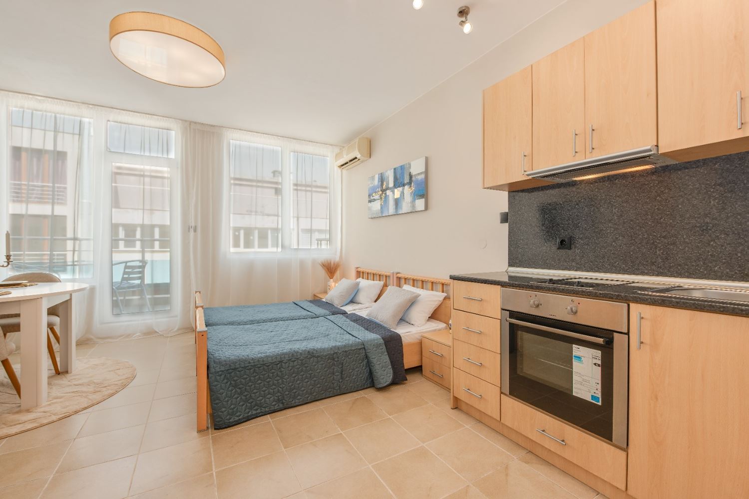 Słoneczne i przestronne studio z widokiem na morze w Rawdzie – 100 m od plaży, w zadbanym kompleksie z basenem i zielenią