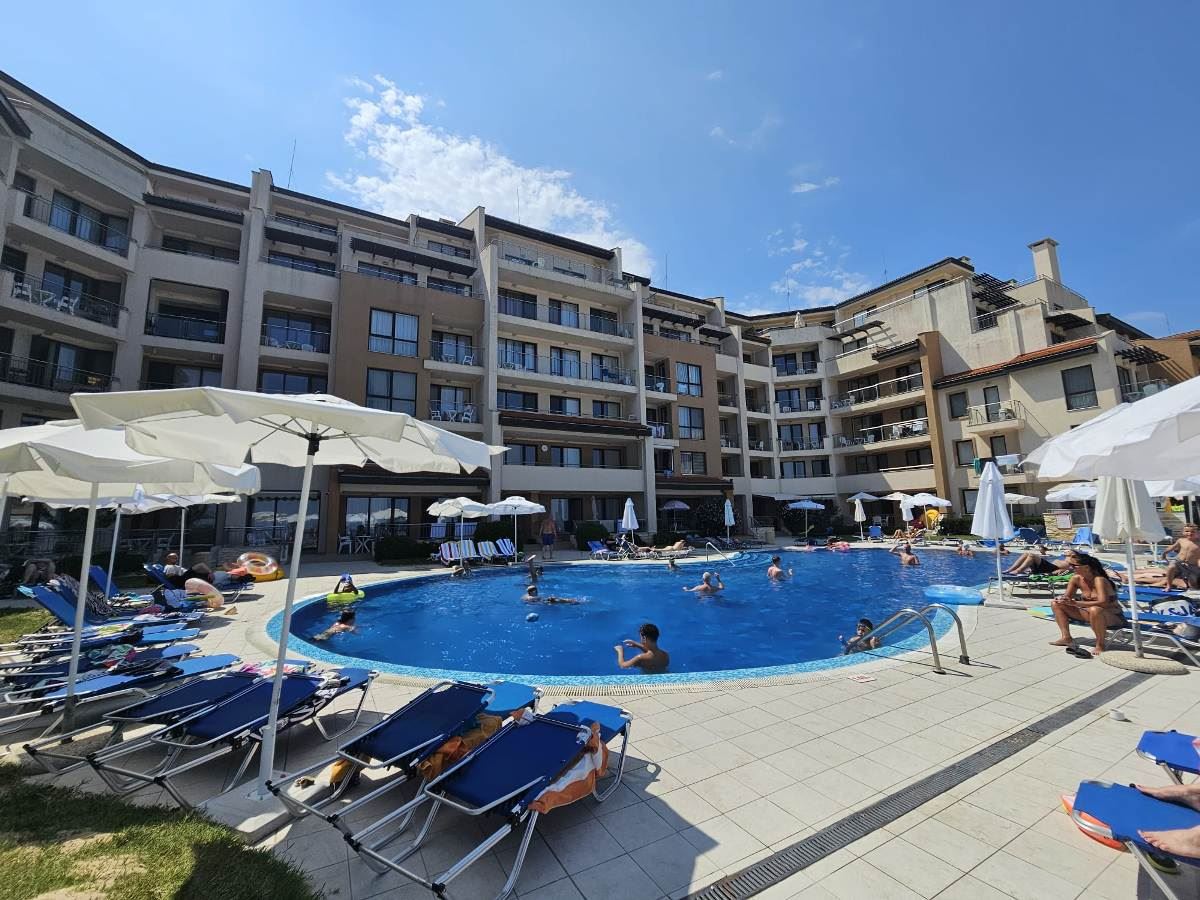 Luksusowy apartament z trzema sypialniami na pierwszej linii brzegowej w Obzorze – panoramiczny widok na morze i góry