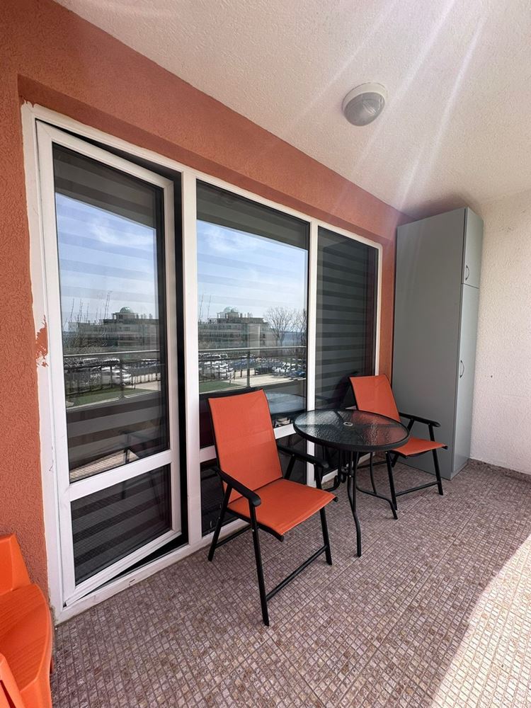 Dwupokojowe mieszkanie z częściowym widokiem na morze w Sveti Vlas – umeblowane, po remoncie, w luksusowym kompleksie zamkniętym