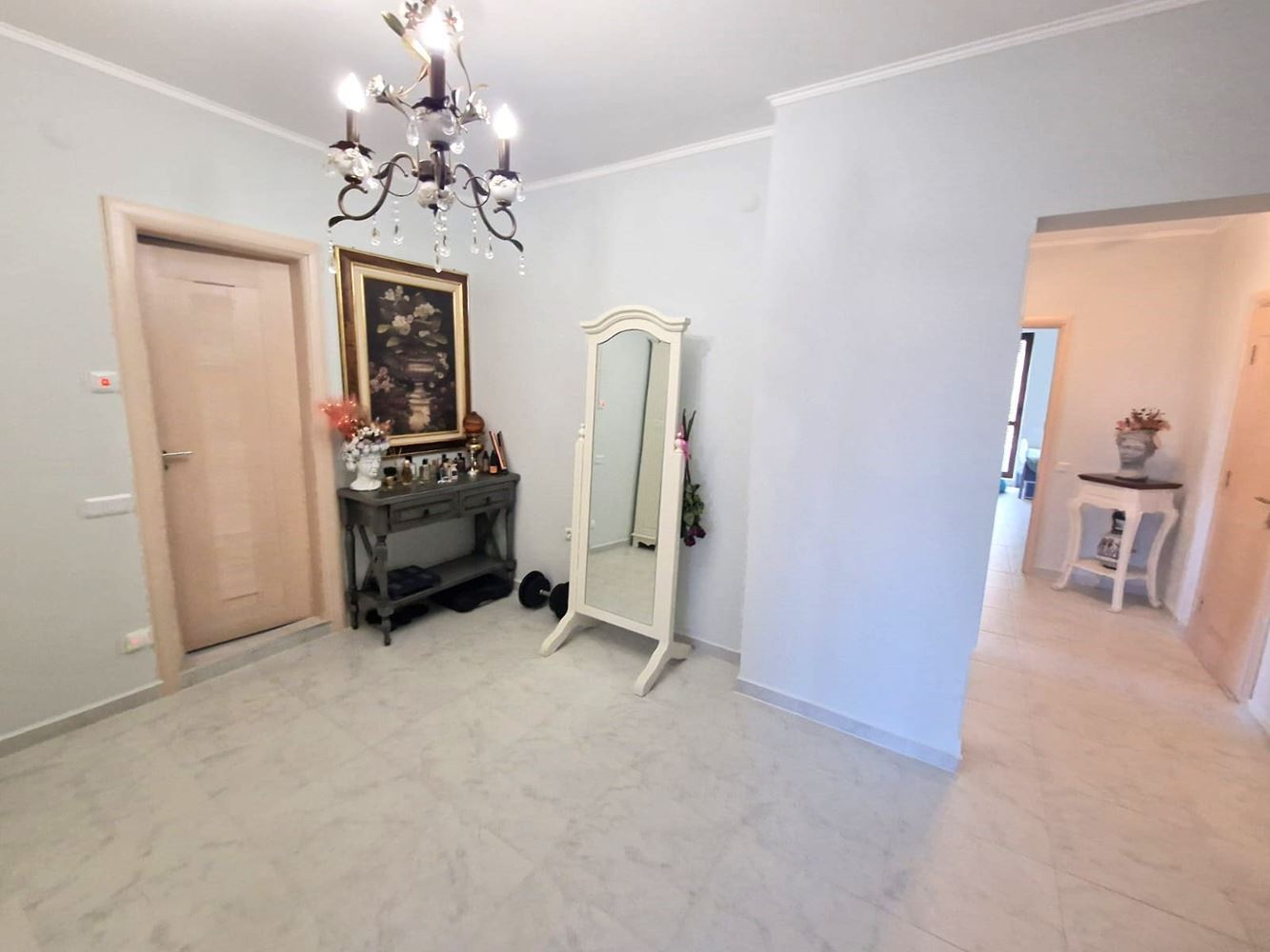 Ekskluzywny apartament z trzema sypialniami – najwyższy standard życia i dyskretny luksus