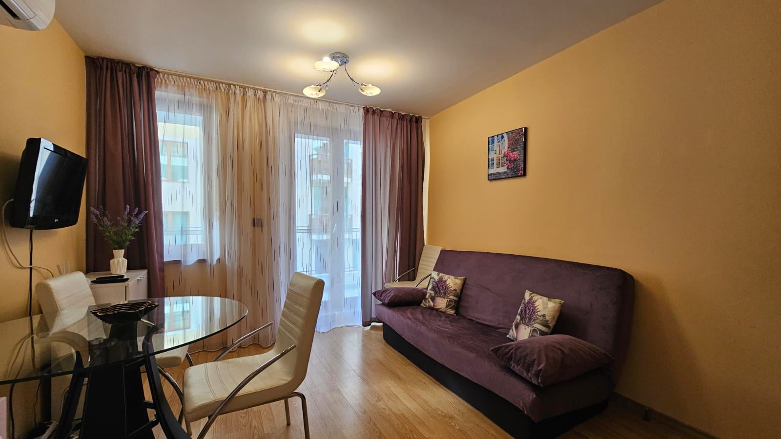 Przytulny i stylowo umeblowany apartament z jedną sypialnią i częściowym widokiem na morze