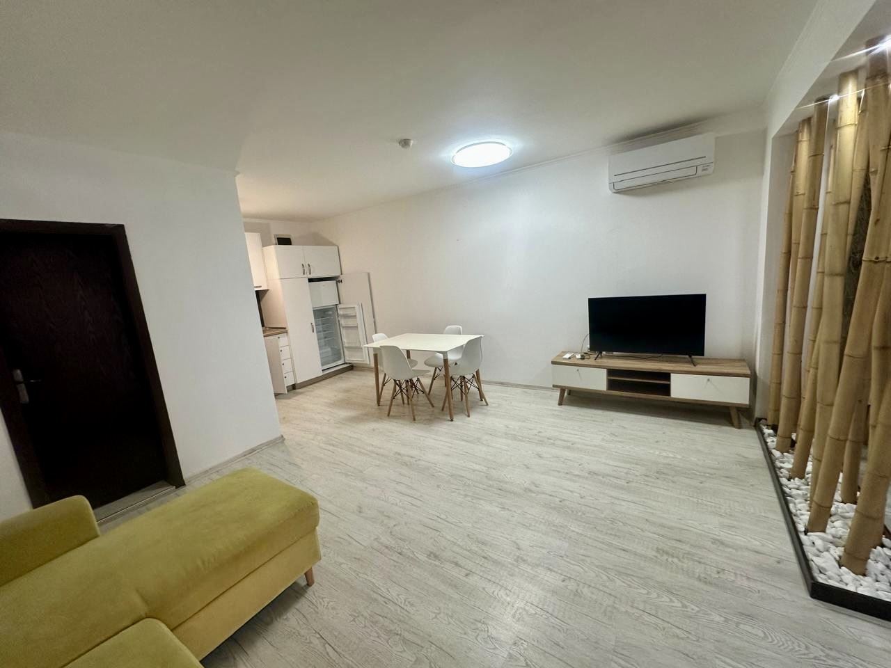 Przestronne studio na parterze z tarasem i możliwością przerobienia na mieszkanie z jedną sypialnią – tylko 300 m od morza