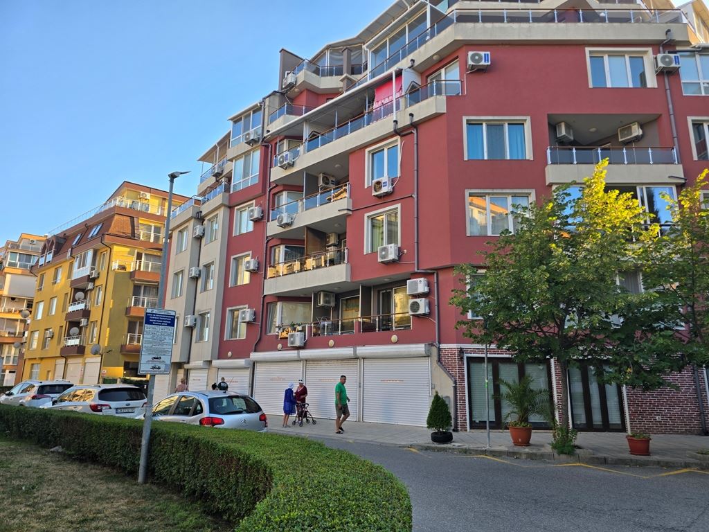 Nowe mieszkanie z jedną sypialnią w Pomorie – po remoncie, gotowe do umeblowania, z przestronnym balkonem i grillem