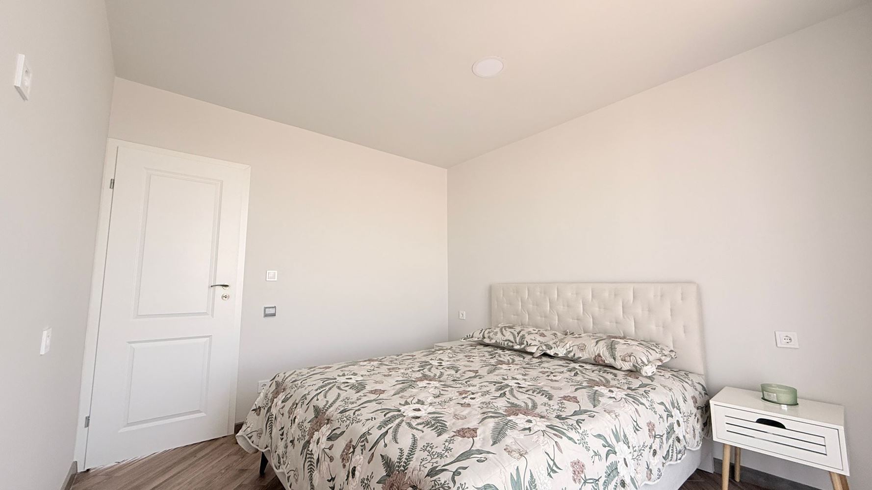 Luksusowy apartament z trzema sypialniami na pierwszej linii w Rawdzie – przestrzeń, prestiż i imponująca morska panorama