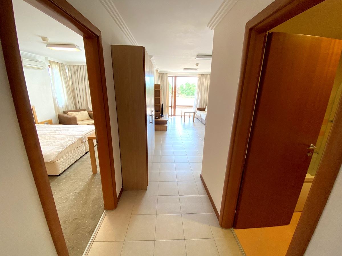 Mieszkanie dwupokojowe (z jedną sypialnią) w pierwszej linii morza w Ravda – luksus, natura i widok na basen