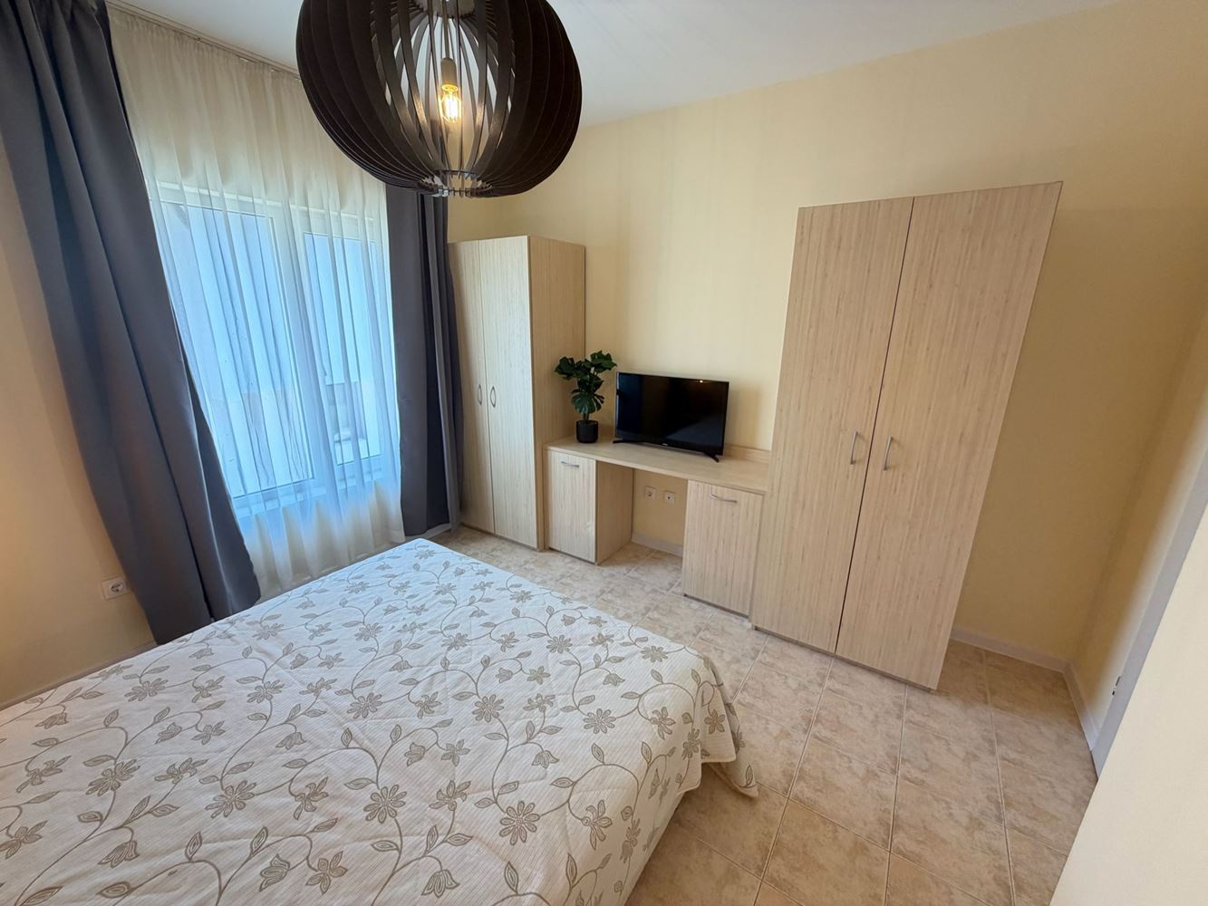 Jasny i przestronny apartament z jedną sypialnią i pięknym widokiem na basen na granicy Słonecznego Brzegu i Świętego Własu