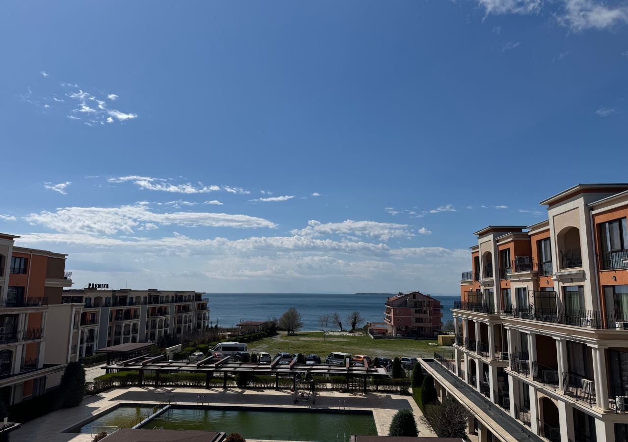 Studio w pierwszej linii brzegowej z widokiem na morze w luksusowym kompleksie – w pełni umeblowane i gotowe do użytku