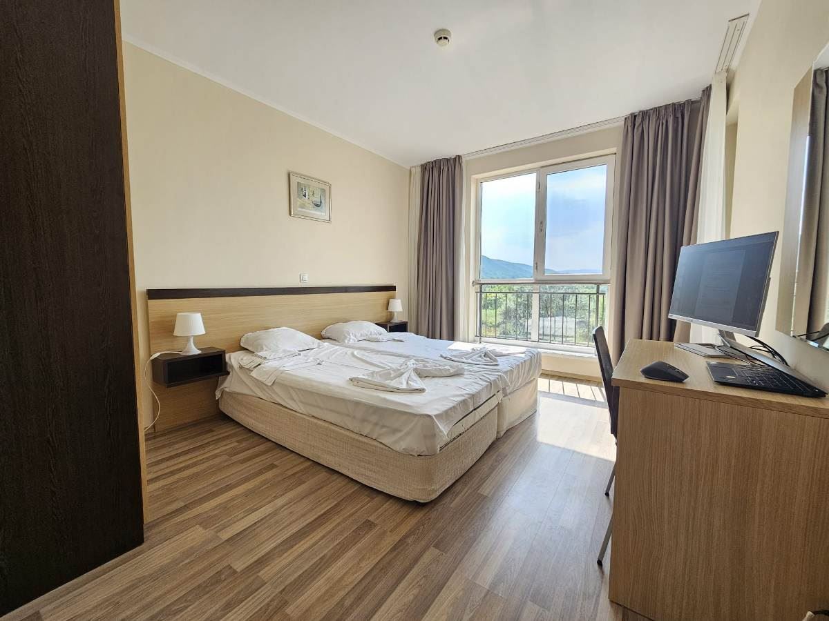Luksusowy apartament z trzema sypialniami na pierwszej linii brzegowej w Obzorze – panoramiczny widok na morze i góry