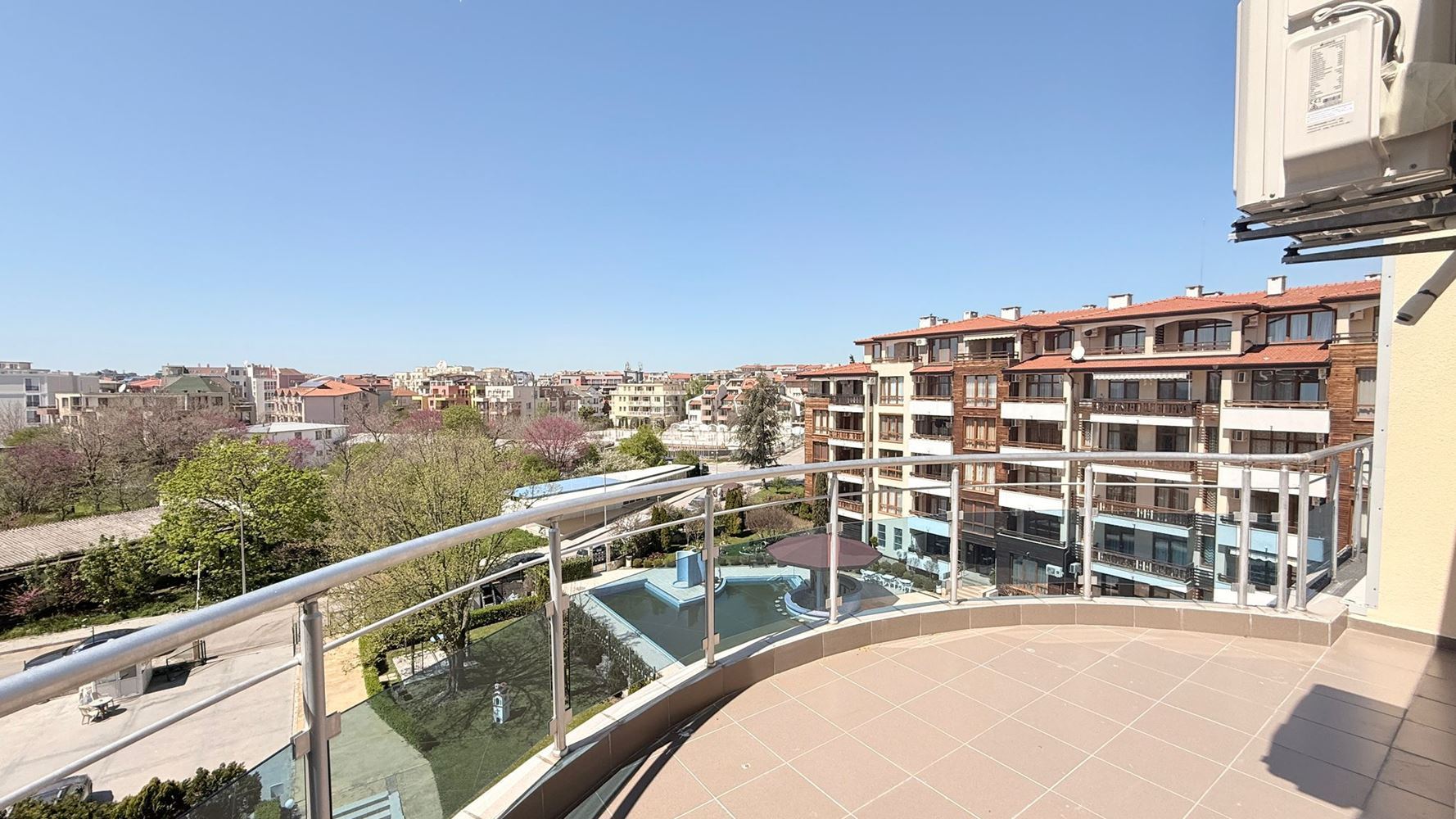 Luksusowy apartament z trzema sypialniami na pierwszej linii w Rawdzie – przestrzeń, prestiż i imponująca morska panorama