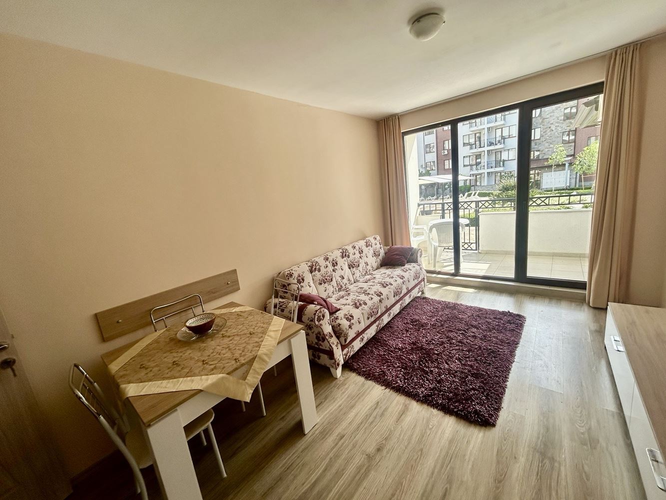 Komfortowy apartament z jedną sypialnią z bezpośrednim wyjściem do basenu w Nesebyrze – wyjątkowo wygodna oferta