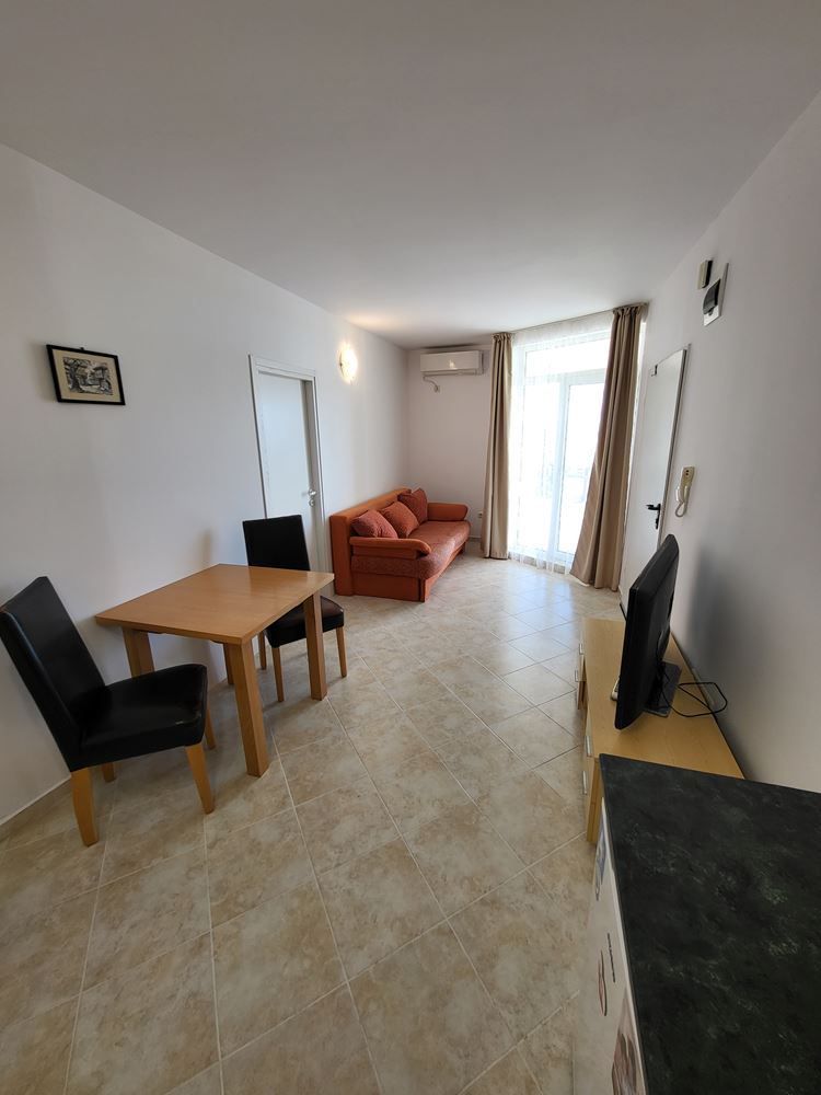 Mały apartament z jedną sypialnią i bezpośrednim wyjściem na basen – przytulna nieruchomość w kompleksie z bogatą infrastrukturą w pobliżu Słonecznego Brzegu