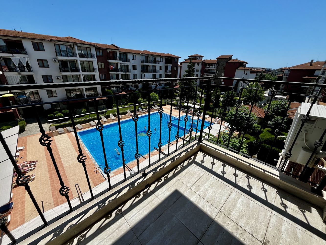 Morski komfort i spokój w pobliżu Nesebyru! Umeblowany apartament z jedną sypialnią z widokiem na basen w luksusowym zamkniętym kompleksie
