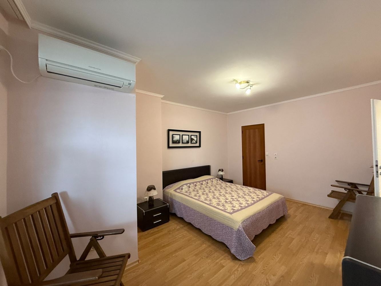 Duże mieszkanie z dwiema sypialniami naprzeciwko Sanatorium w Pomorie – trzy tarasy, garderoba i dwie łazienki