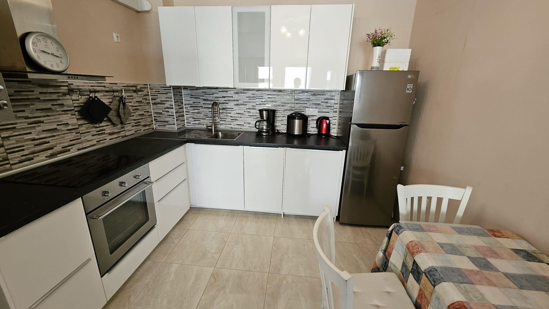 Nadmorski komfort w Nesebyrze – apartament z jedną sypialnią kilka kroków od plaży, bez opłaty za utrzymanie