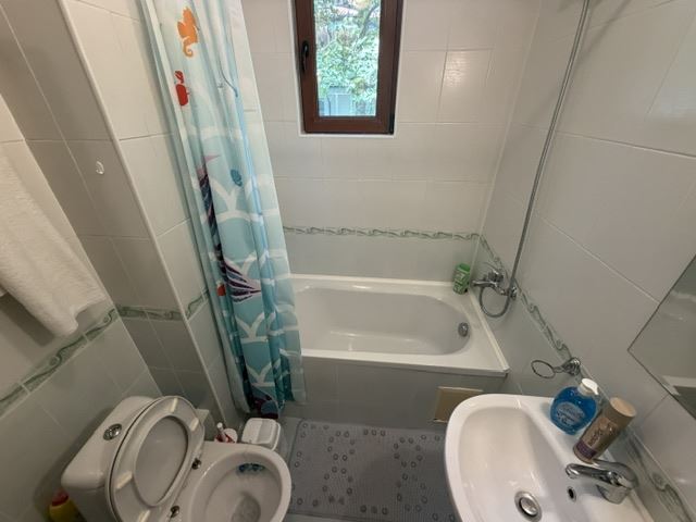 Komfort i spokój nad morzem – przestronny apartament z jedną sypialnią w Aheloy