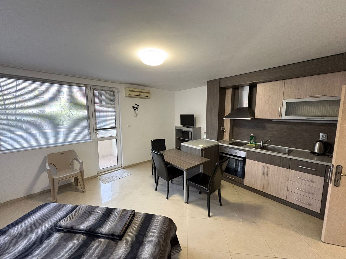  Przestronna, w pełni umeblowana kawalerka w Pomorie – ekspozycja wschodnia i doskonała lokalizacja 400 m od morza