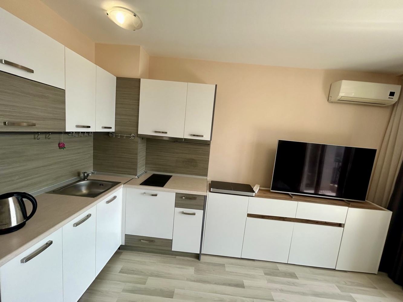 Przestronny apartament z dwiema sypialniami i prywatnym ogrodem w Nesebyrze – komfort, spokój i doskonale utrzymany teren
