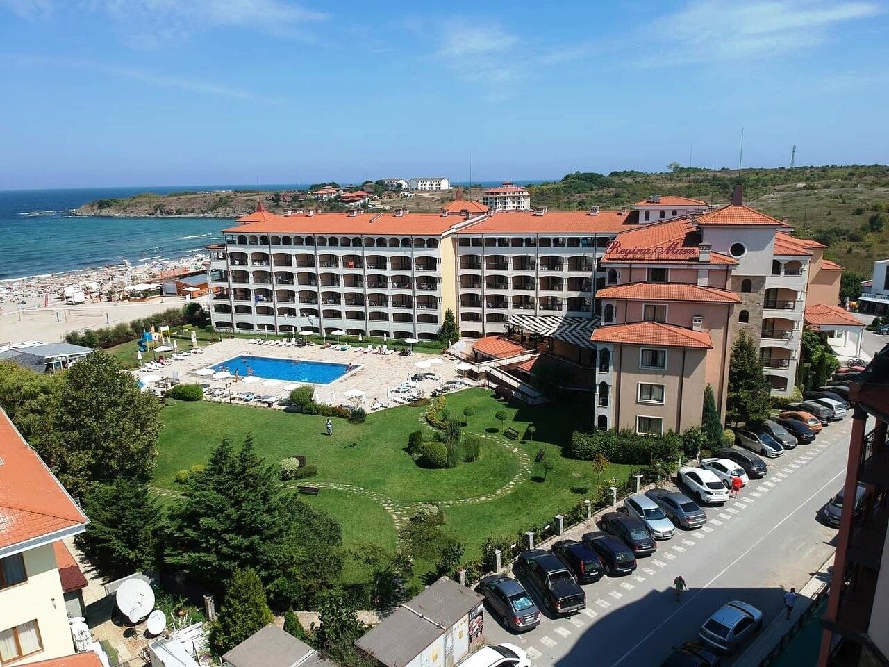 Przestronne mieszkanie z jedną sypialnią na pierwszej linii morza w Carewie z pełnym umeblowaniem