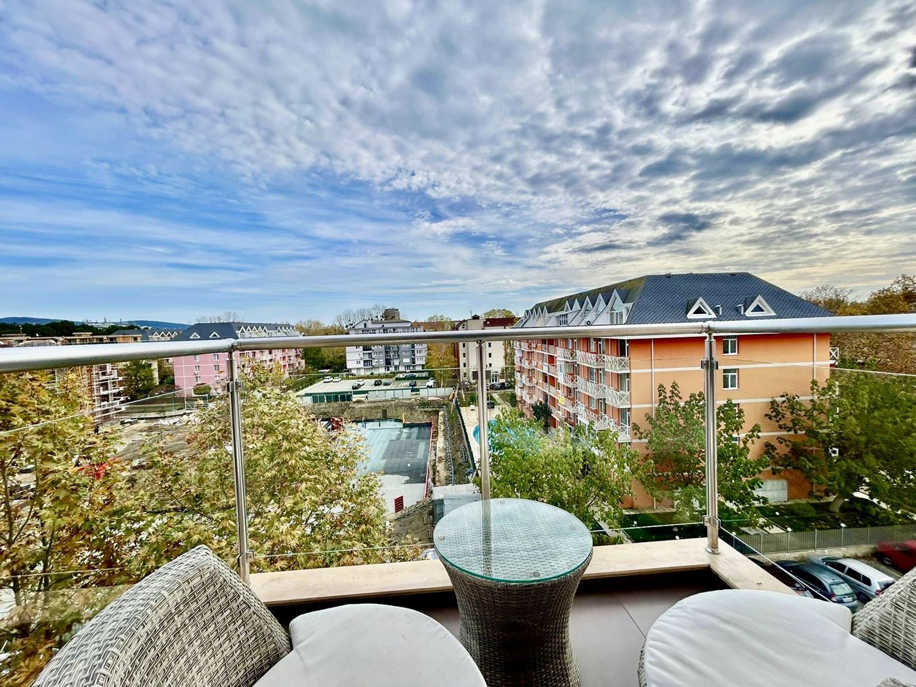 Jasne i przytulne studio z widokiem na piękną wewnętrzną część kompleksu – komfort i spokój w nowoczesnym kompleksie