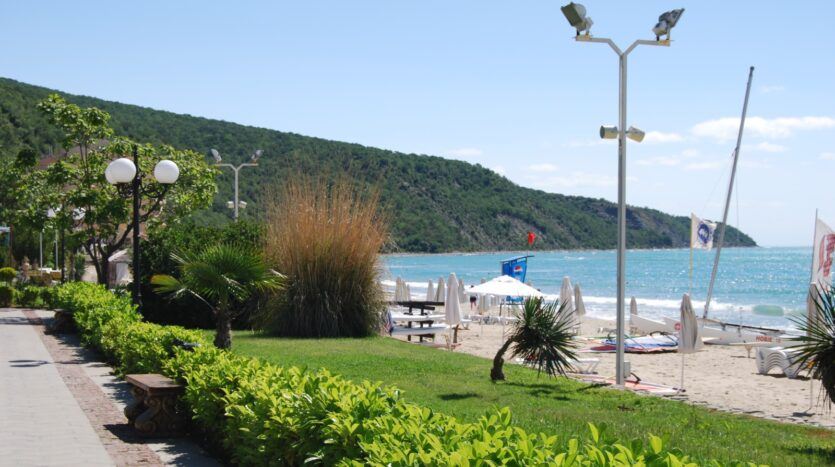 Dwupokojowe mieszkanie w pierwszej linii w Elenite z widokiem na morze i wysokim potencjałem inwestycyjnym