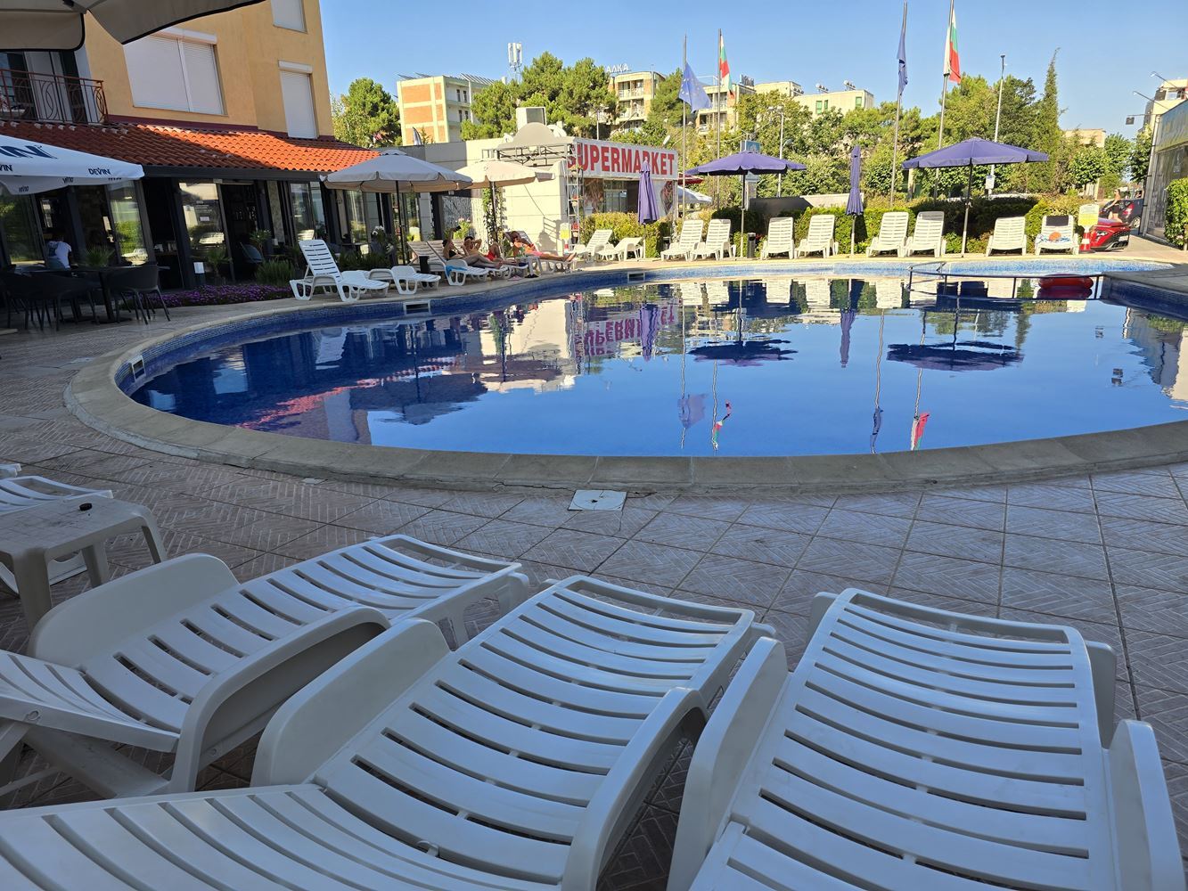 Dwupoziomowy apartament z pięknym widokiem na morze w Słonecznym Brzegu – doskonała lokalizacja zaledwie 200 metrów od plaży