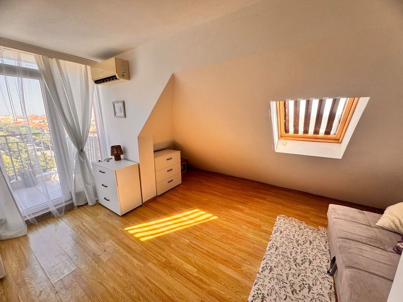 Stylowe studio z panoramicznym tarasem w Pomorie – niska opłata za utrzymanie, południowa ekspozycja i doskonała lokalizacja blisko morza