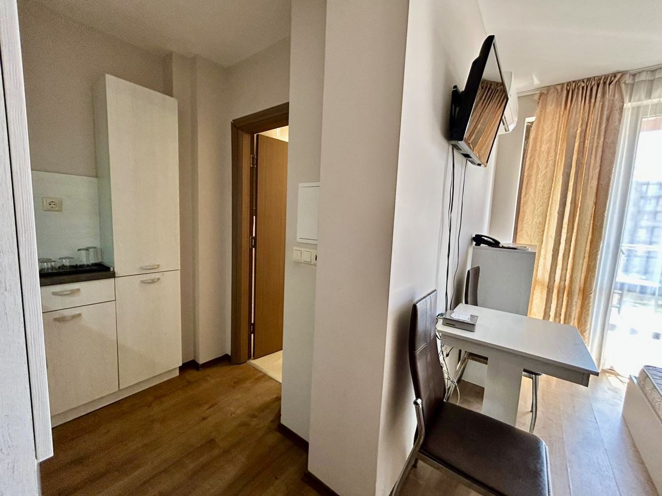 Jasne i przytulne studio z widokiem na piękną wewnętrzną część kompleksu – komfort i spokój w nowoczesnym kompleksie