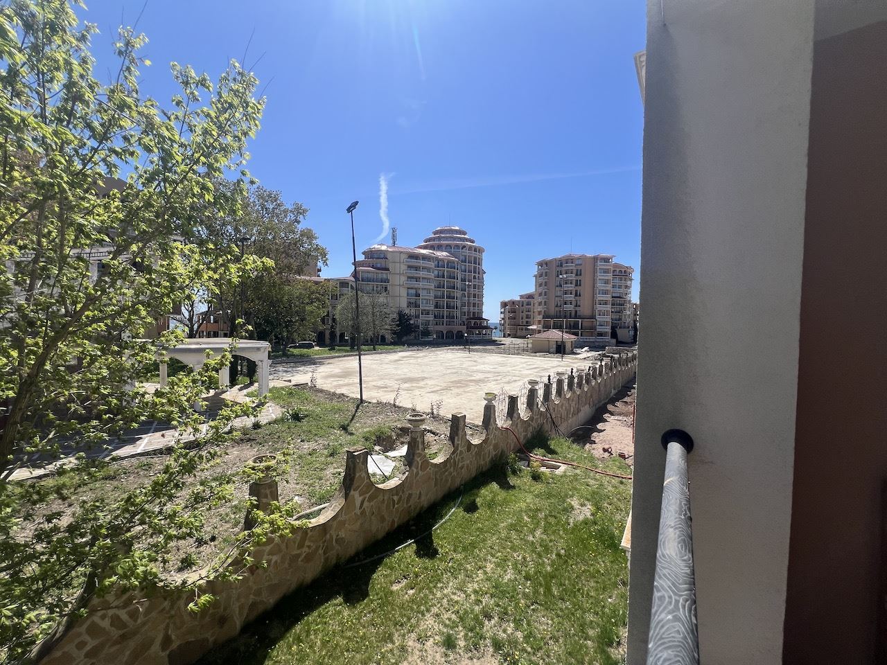 Przytulne studio w sercu Elenite – zaledwie kilka minut od plaży, w zamkniętym kompleksie z basenem i doskonałymi udogodnieniami