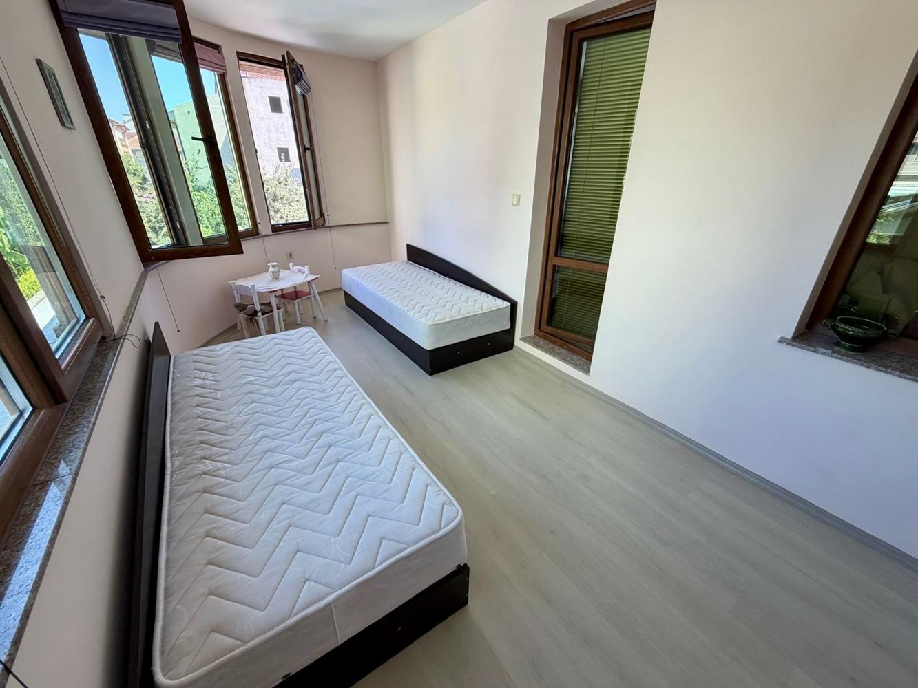 Sarafovo – przestronny apartament z jedną sypialnią, Aktem 16, minimalną opłatą za utrzymanie i pełnym umeblowaniem