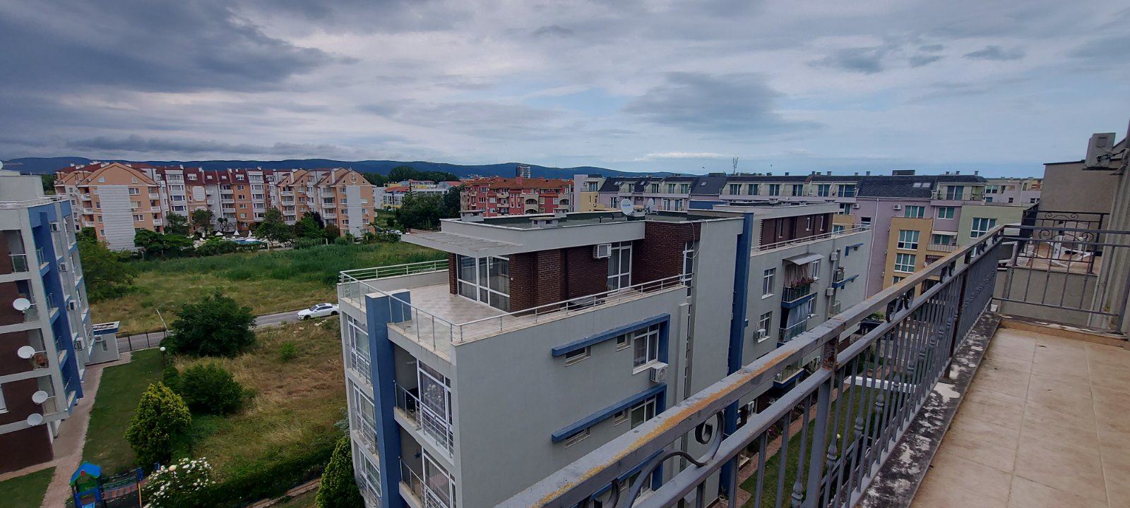 Przestronne mieszkanie z jedną sypialnią w Słonecznym Brzegu – komfort, zieleń i doskonałe udogodnienia w nowoczesnym kompleksie