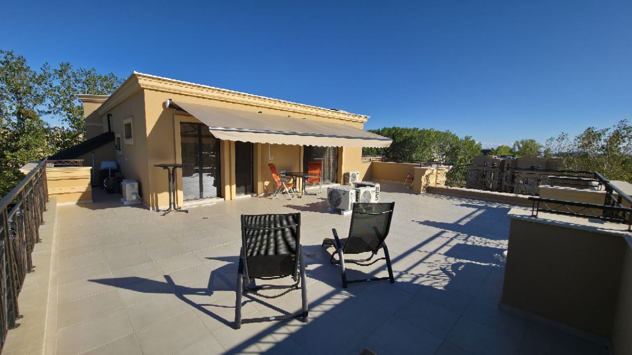 Penthouse z imponującym tarasem i panoramicznym widokiem – styl i przestrzeń na najwyższym piętrze