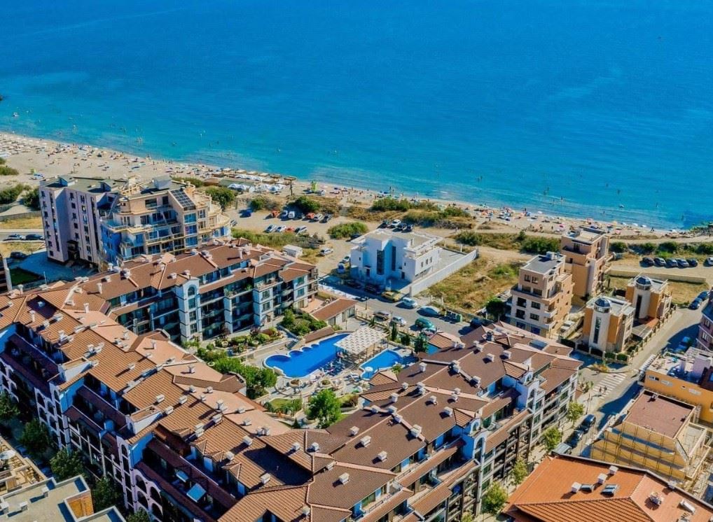 Przestronne mieszkanie trzypokojowe z widokiem na morze w Pomorie – 50 metrów od morza