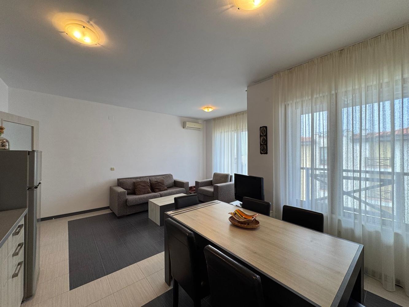 Apartament trzypokojowy z widokiem na morze i prywatną plażą w prestiżowym kompleksie w Czernomorcu