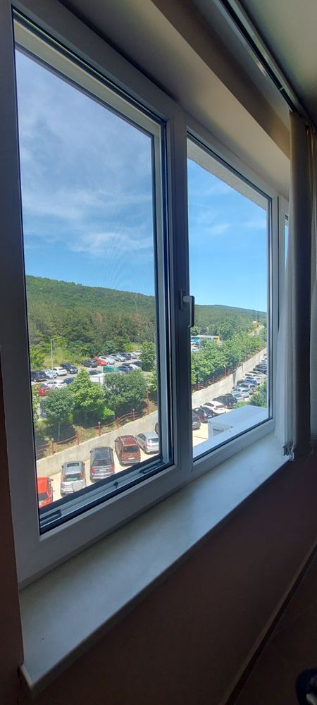 Przestronny apartament z dwiema sypialniami i widokiem na morze w pierwszej linii brzegowej – gotowy do zamieszkania
