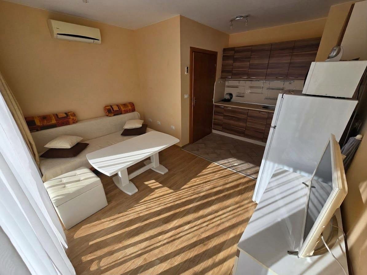 Panoramiczny widok na morze w pierwszej linii brzegowej – umeblowane mieszkanie z jedną sypialnią w Świętym Własie