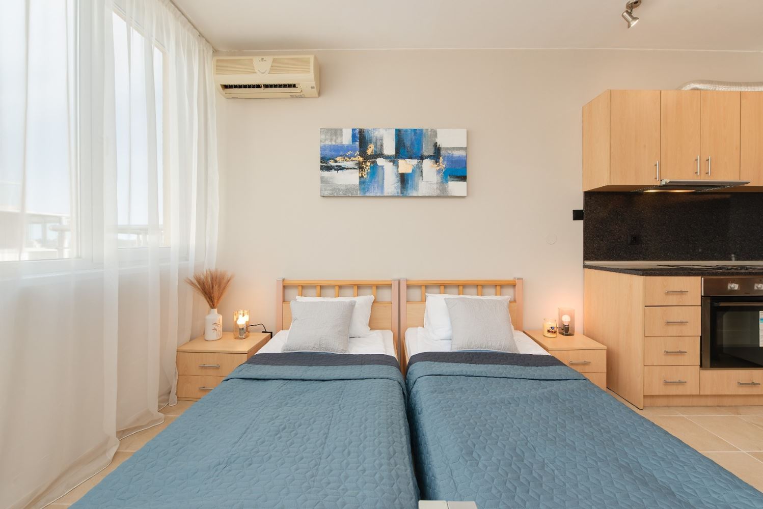 Słoneczne i przestronne studio z widokiem na morze w Rawdzie – 100 m od plaży, w zadbanym kompleksie z basenem i zielenią