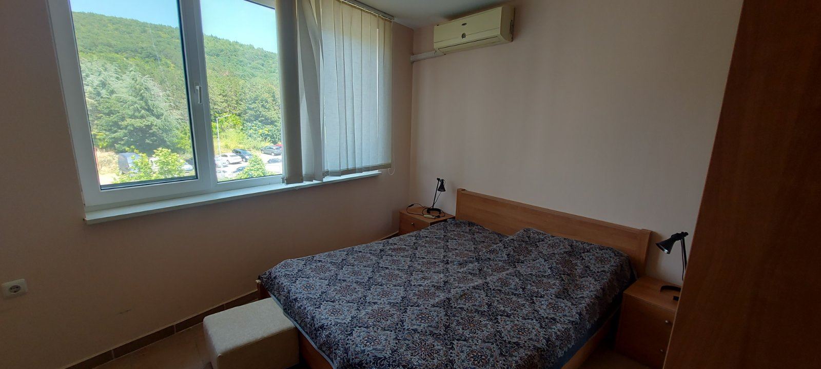 Przestronny apartament z dwiema sypialniami i widokiem na morze w pierwszej linii brzegowej – gotowy do zamieszkania